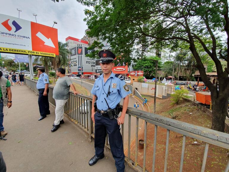 El agente de policía invitó a tres niños a un sencillo almuerzo.