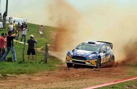 miki-zaldivar-y-fernando-mendonca-con-el-ford-fiesta-r5-vencieron-en-la-primera-etapa-del-rally-de-misiones-correspondiente-a-la-septima-fecha-del-222040000000-1145937.jpg
