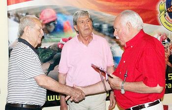 en-la-foto-arza-encina-i-recibe-la-plaqueta-de-juan-ramon-rios-d-junto-a-gustavo-pedrozo--232949000000-1150290.jpg