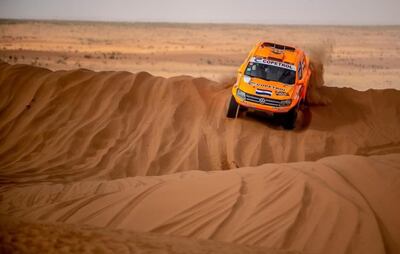 El auto de Blas Zapag Benítez y Juan José Sánchez en acción por las dunas de Arabia Saudita.