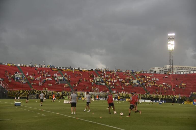 La movilización de los futbolistas se realiza bajo la lluvia.