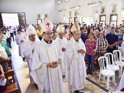 Los obispos entran en procesión para el inicio de la santa misa en la capilla del Seminario Mayor. Fue ayer en la mañana. La institución busca recuperar la imagen del sacerdocio.