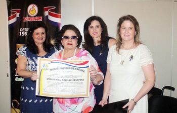 blanca-talavera-viuda-de-ceuppens-junto-con-sus-hijas-ana-blanca-y-violeta-exhibe-el-certificado-dado-a-su-esposo--203708000000-1661990.jpg