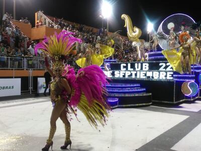 Carroza del club Radioparque, y comparsa del club 22 de septiembre.