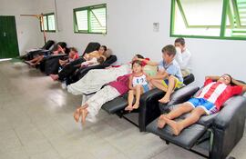 en-el-hospital-regional-de-luque-fue-preparado-un-albergue-transitorio-para-atender-a-los-damnificados-especialmente-a-ninos--221836000000-1053293.jpg
