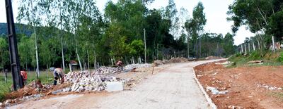 Obreros de la contratista trabajan en la construcción del empedrado en el trayecto de 17 kilómetros.