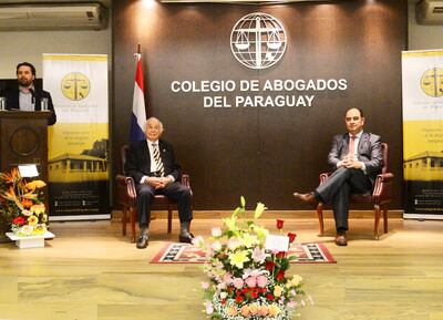 Jorge Darío Cristaldo (c.), junto al titular del Colegio de Abogados, Rubén Galeano, en el  homenaje por su trayectoria.
