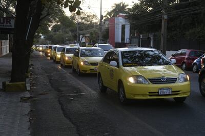 Protesta de taxistas contra Uber y Muv.