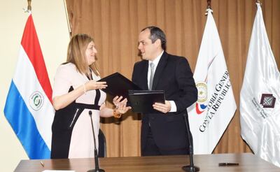 La fiscala general Sandra Quiñónez y el contralor Camilo Benítez, luego de la firma del acuerdo.