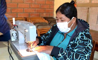 Marcelina Yegros, una de las nativas de la comunidad Yalve Sanga que confeccionan tapabocas lavables.