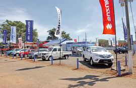 camionetas-vehiculos-utilitarios-y-automoviles-son-expuestos-en-el-stand-de-censu-sa--202903000000-1698775.jpg