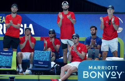 El equipo de Rusia anima a Daniil Medvedev durante su partido contra Casper Ruud de Noruega durante la jornada 5 del torneo de tenis Copa ATP en Perth, Australia. Rusia ganó 3-0.