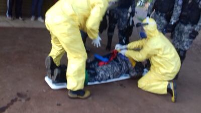 Agente del Grupo Lince siendo asistido por paramédicos.