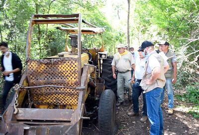 Un tractor con averías y abandonado en el área deforestada, también fue encontrado por la comitiva del Ministerio del Ambiente.