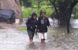 en-el-banado-sur-las-familias-quedan-atrapadas-por-la-lluvia-o-eligen-salir-entre-peligrosos-raudales--190546000000-1769039.jpg