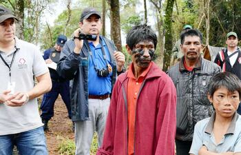 el-fiscal-lorenzo-lezcano-junto-a-miembros-de-la-comunidad-ava-guarani-al-dia-siguiente-de-la-refriega-mortal-en-la-estancia-laguna--212805000000-1097347.jpg