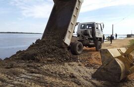 en-las-zonas-riberenas-estan-trabajando-para-frenar-el-avance-del-caudal-del-rio-paraguay--203856000000-1098469.jpg
