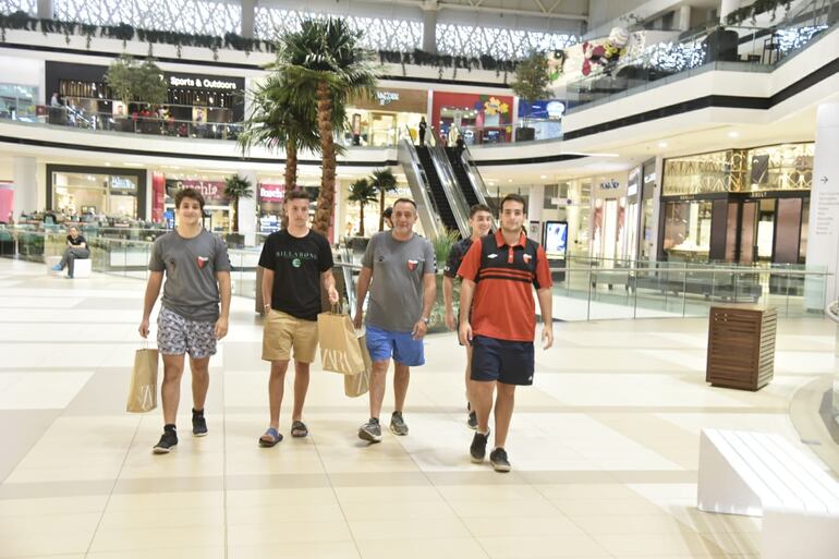 Los fanáticos recorriendo y haciendo compras.