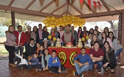 Juan Gil Blanco Espínola cumplió 96 años de edad, y sus hijos Marina, Juan, Esteban, Antonina, Celia y Juan Manuel, junto con sus nietos y bisnietos le ofrecieron un almuerzo en el Club Deportivo Sajonia. También estuvieron presentes otros familiares.