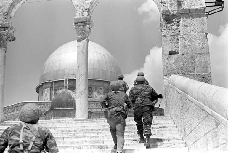 Los soldados israelíes recuperan el Monte del Templo durante la Guerra de los Seis Días en 1967.