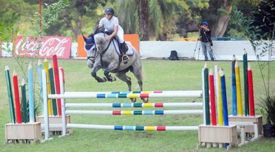 La chaqueña Julia Toews sobre su montado Dixie se impuso en la categoría 1.15 de altura.