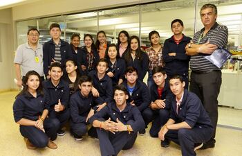 el-grupo-de-estudiantes-en-visita-a-abc-color-junto-con-el-ing-henry-moriya-y-el-guia-gustavo-schultz--205951000000-1607443.jpg