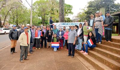 Los miembros de la comisión de campesinos “sin tierras” Nueva Asunción, liderada por Miguela Melgarejo Mora, se manifestaron ayer frente al local del Indert en Ciudad del Este.