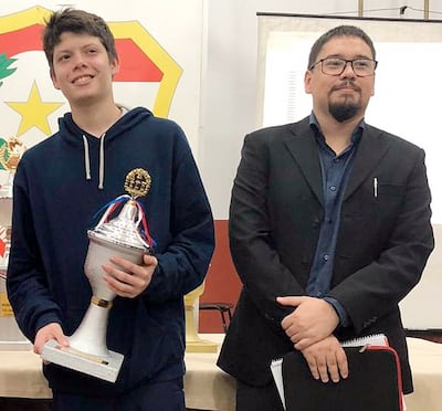 Ángel Montiel (izq.), con el árbitro del torneo Eric Riva. Archivo