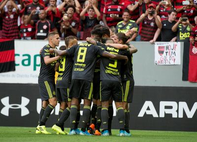 Robert Piris da Motta (i) festeja con sus compañeros de Flamengo uno de los tres goles anotados ante al Avaí.