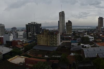 El sistema de tormentas cubrió por completo de nubes el cielo en la ciudad de Asunción, al igual que en el resto del país.