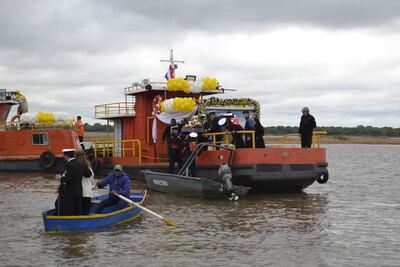 La imagen de la Virgen recorriendo el río Paraguay, este jueves.