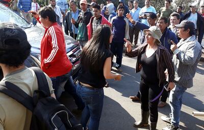 Productores de tomate  impidieron el tráfico en la Ruta 2 el  lunes y discutían con  automovilistas; esta misma escena se podría repetir hoy, ya que no llegaron a un acuerdo con el Gobierno.