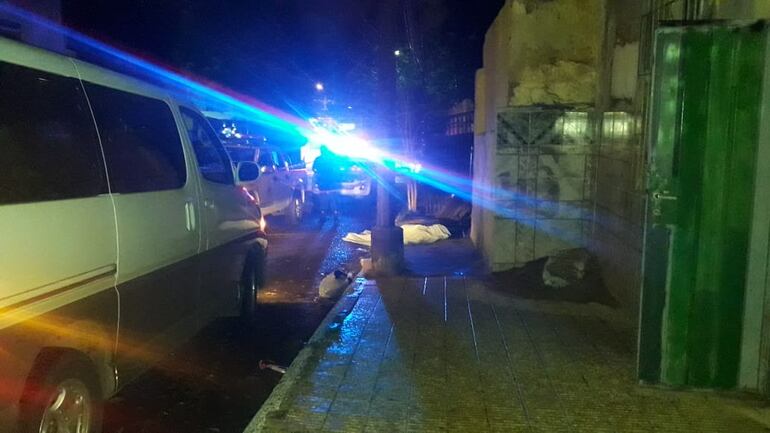 Un hombre falleció por los golpes que le generó una pesado portón que cayó sobre él.