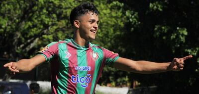 Osmar Villalba, goleador de Tembetary, festeja en la victoria rojiverde en Villa Elisa.