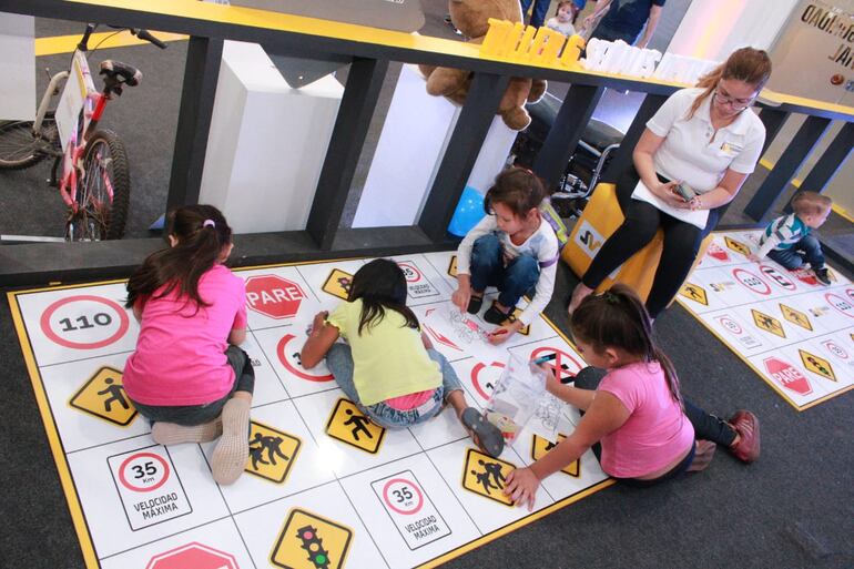 Talleres para niños sobre seguridad vial.