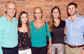 cristian-cibils-ngeles-cibils-vivian-bernardes-de-cibils-magali-morinigo-y-jose-luis-alen--203431000000-1450137.jpg