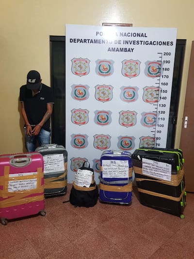 El detenido Maurilio Donizete Bueno y los elementos incautados.