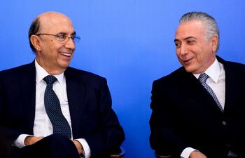 el-presidente-del-brasil-michel-temer-der-junto-con-el-ministro-de-finanzas-henrique-meirelles-ayer-afp-223521000000-1467035.jpg