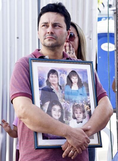 Muchos  llevaron retratos de sus familiares víctimas de la tragedia.