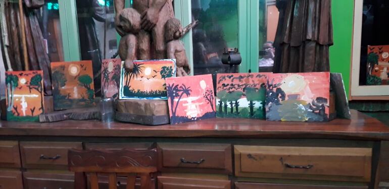 Algunos de los cuadros que pintaron los niños de Mariano y estarán en la Exposición Pintando Sonrisas.