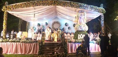 El santuario ecológico lución completamente ornamentado con flores naturales.