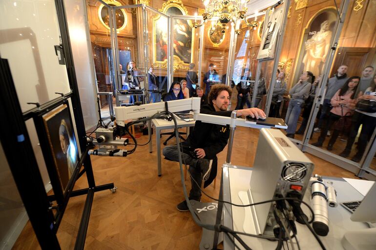 Operarios realizan una investigación científica con técnicas como los rayos X fosforescentes, el análisis por capas de pintura.