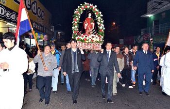 varias-personas-participaron-de-la-procesion-de-la-imagen-de-san-lorenzo-martir-anoche-en-emby--233103000000-587313.jpg