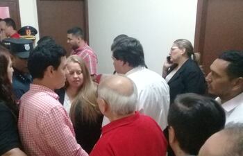 Momento en que se retiran los miembros del TEP de la sede de la ANR.