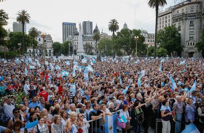 Miles de personas se reunieron ayer en la Plaza de Mayo con la consigna “Más juntos que nunca” para despedir al presidente saliente de Argentina, Mauricio Macri.