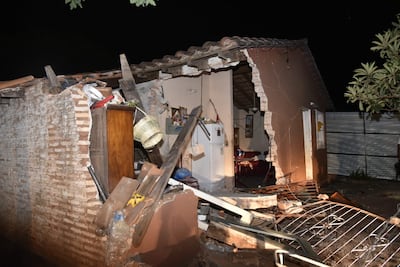 Así quedó la casa tras haber sufrido el embiste del agresor, que estaba ebrio.