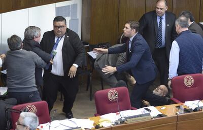 Existen posiciones divididas sobre las responsabilidades en el escándalo de golpes e incultos  que involucró a los senadores Enrique Riera y Paraguayo Cubas, el jueves en la sesión ordinaria.