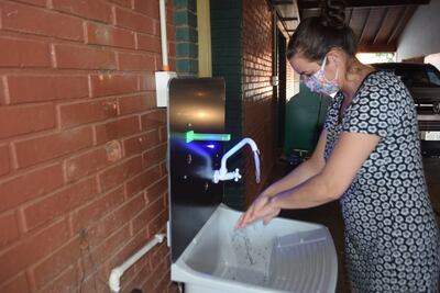 Lavamanos automático entregado por los jóvenes al hospital.