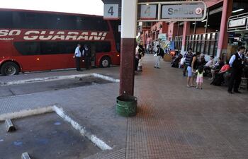hasta-el-martes-pasado-la-terminal-de-asuncion-tenia-un-nulo-movimiento-desde-ayer-nuevamente-empezo-a-tener-salida-de-camiones-con-destino-a-buenos-220432000000-549037.jpg
