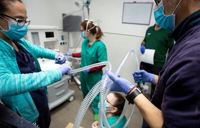 La escasez de respiradores en el mundo empuja a universidades y empresas a unirse para fabricar más equipos de apoyo.